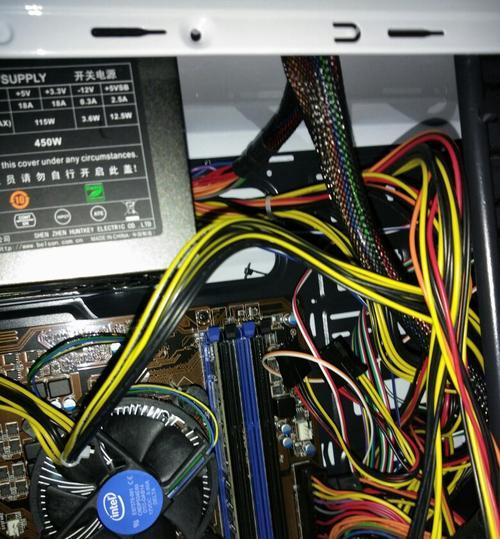 电脑安装电源方向错误的问题及解决方法（电脑电源连接方式、导致的问题及修复措施）
