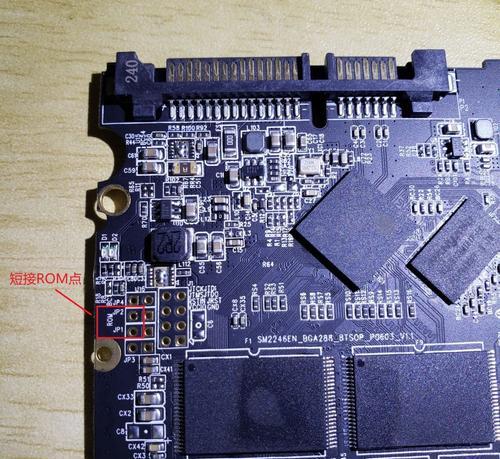 从硬盘到ROM（探索硬盘ROM的工作原理及应用）